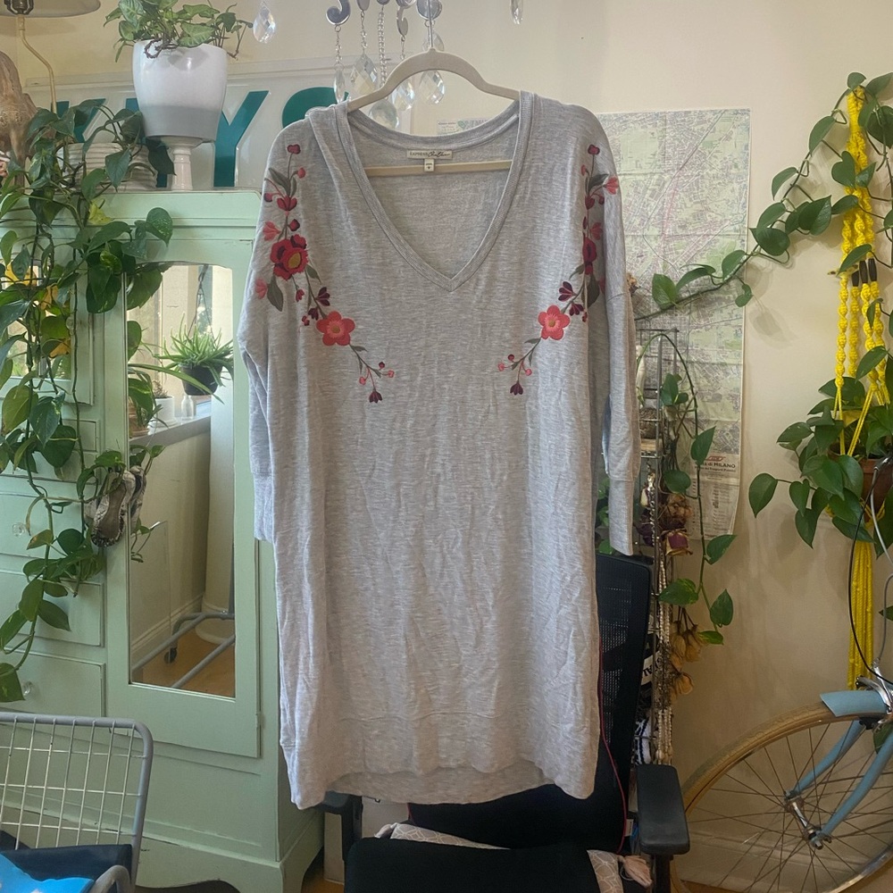 Express One Eleven Gray Floral Embroidered V-Neck Tunic Sweatshirt Size L